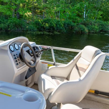 fotel marynistyczny na łodzi motorowej