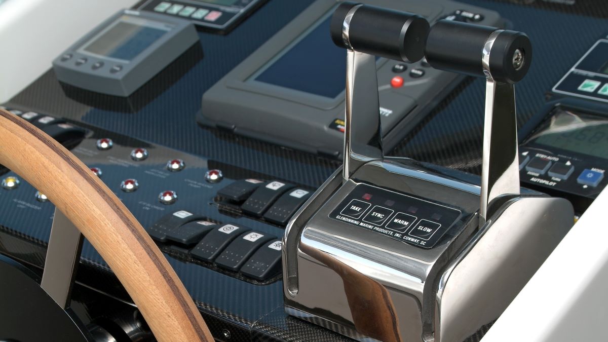 panele sterujace na kokpicie jachtu