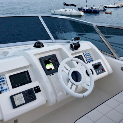 kokpit z wyswietlaczami na łodzi