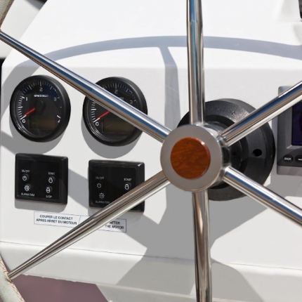 koło sterujące jachtu z widocznymi panelami sterującymi